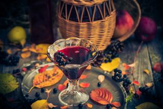 Domowe wino z aronii - przepis na wino aroniowe domowej roboty