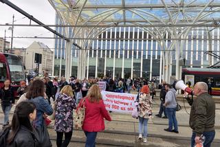 Blokada przystanku Piotrkowska Centrum przez strajkujących pracowników łódzkiego MOPS-u