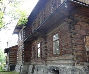 Ta małopolska willa jest hitem turystycznym. Wybudowali ją górale wraz ze sławnym malarzem