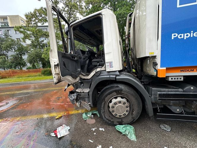 Dramatyczny wypadek w Warszawie. Młody kierowca śmieciarki wyleciał przez okno po zderzeniu z tramwajem