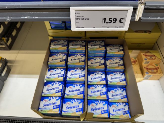 Kostka masła marki Lidl kosztuje na Litwie 1,59 euro (6,75 zł). Ma jednak mniejszą gramaturę - 180 gramów. To 8,83 euro (37,46 zł) za kilogram 