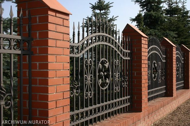 Ogrodzenie z metalu czy z drewna - jakie wybrać?