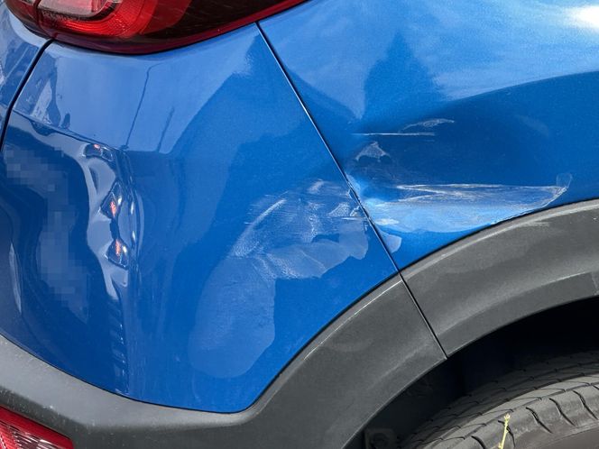 Auto wbiło się w budynek Instytutu Lotnictwa