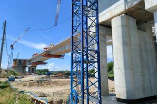 Zaawansowanie prac na obwodnicy Łomży wynosi około 61 procent. Zobacz zdjęcia z budowy mostu na Narwi