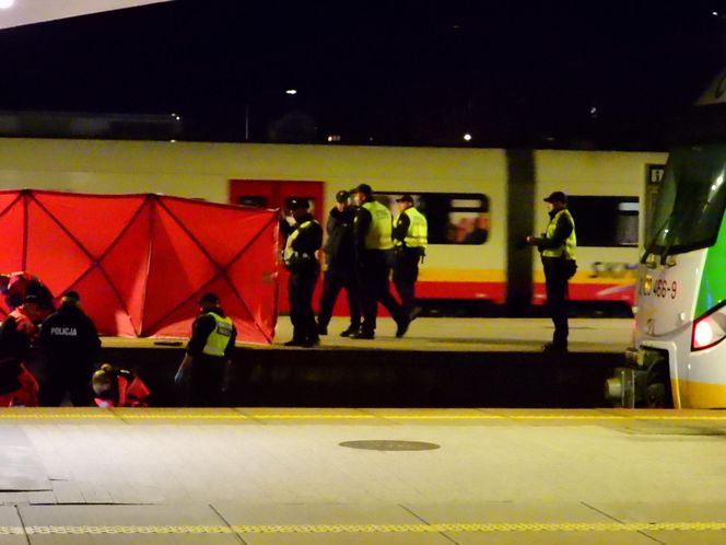 Młody mężczyzna wpadł między peron a pociąg w Warszawie. Został zmiażdżony