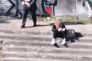 Wrocław: Obrzydliwe! PEDOFIL masturbował się nad DZIECKIEM! Zboczeńca szuka policja [FOTO, WIDEO]