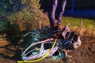 BMW uderzyło w drzewo i zapaliło się, Zginęła jedna osoba!