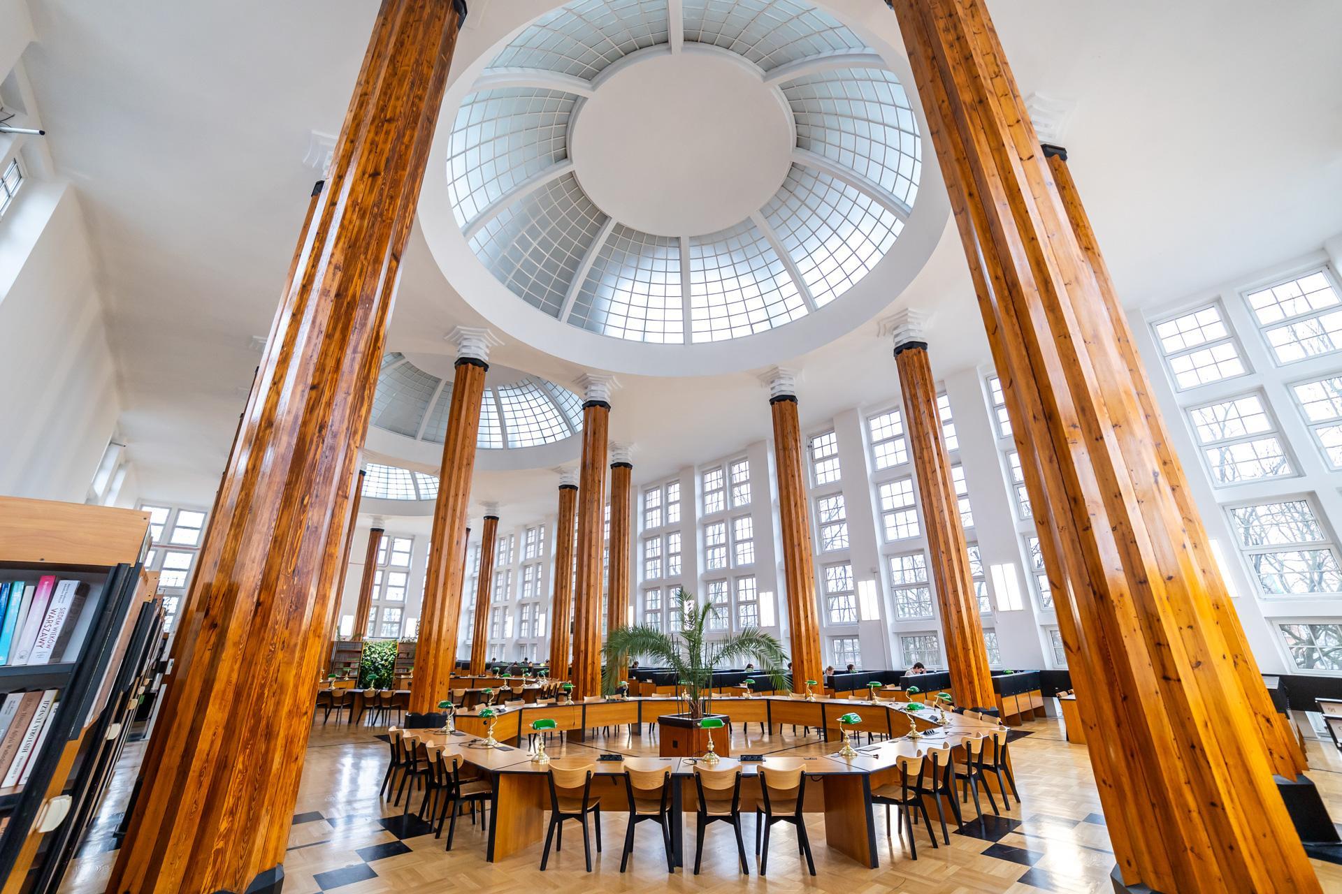 Biblioteka SGH - zdjęcia. Zobacz wspaniałe wnętrza warszawskiego gmachu