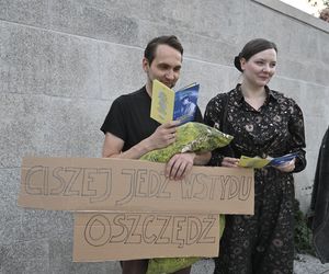 Przeszli przez Warszawę w piżamach i kapciach. Krzyczeli Chcemy spać!