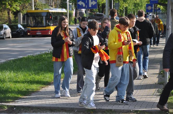 "Żółto-czerwono" na ulicach Kielc przed meczem Korona - Radomiak