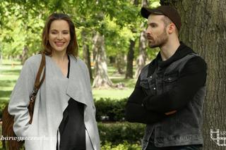 Barwy szczęścia odc. 1362. Agnieszka Walczak (Anna Dereszowska), Adam Jakubik (Bartosz Porczyk)
