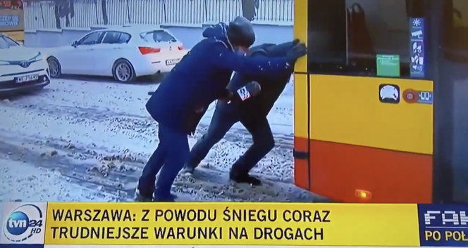 Reporter TVN24 pchał miejski autobus