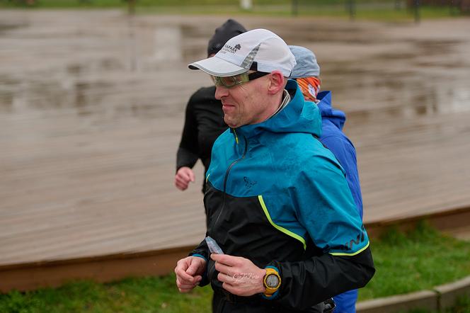 Niezniszczalny maratończyk z Pabianic. Przebiegnie 10 maratonów, żeby wesprzeć chore dzieci