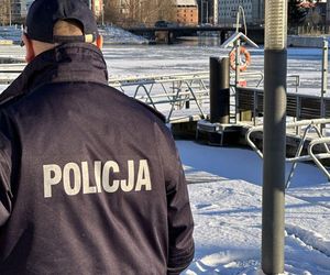 Policjanci ostrzegają przed wchodzeniem na zamarznięte akweny