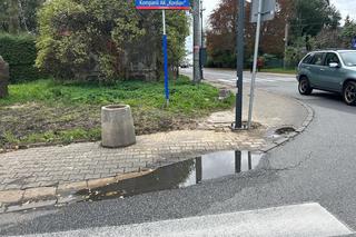 Latarnia na środku chodnika Ursus