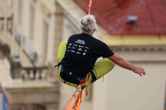   Urban Highline Festival 2023 w Lublinie. Slacklinerzy robią cuda na linach!