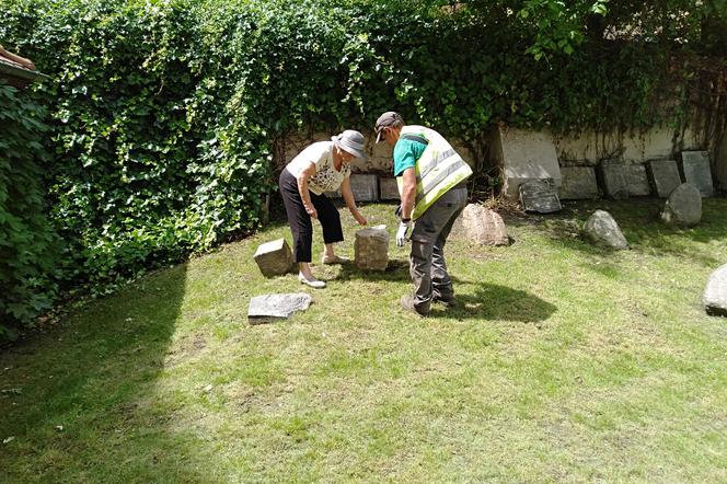 Macewy z dna Rusałki trafiły do lapidarium. Nad jeziorem wkrótce stanie tablica, upamiętniająca wydarzenia z czasów wojny