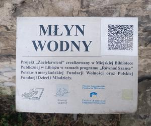 Opuszczony młyn wodny z samochodami w środku