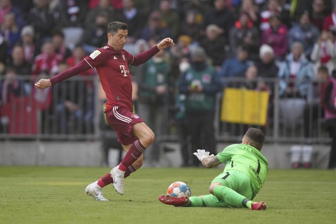 Bayern - Augsburg RELACJA NA ŻYWO: Gikiewicz i Gumny powstrzymują Lewego! Polski hit w Bundeslidze [WYNIK, SKŁADY]