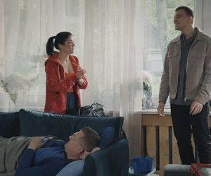 M jak miłość, odcinek 1882. Kinga (Katarzyna Cichopek), Piotrek (Marcin Mroczek), Mateusz (Rafał Kowalski)