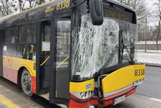Kolejny autobus ROZTRZASKAŁ się w Warszawie. W środku był TŁUM pasażerów [ZDJĘCIA]
