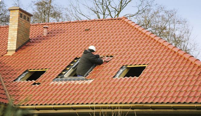 wymiana nokien dachowych - zdejmowanie dachówek