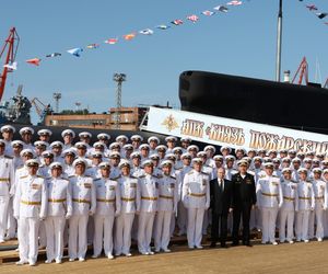 Putin podczas podniesienia bandery na Kniaziu Pożarskim