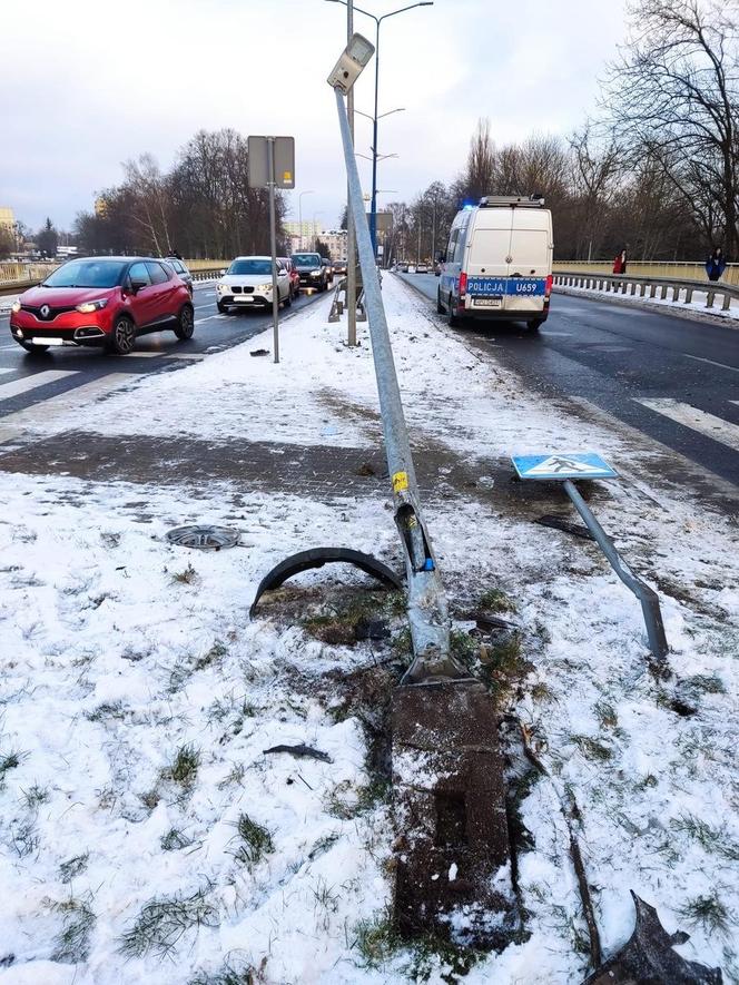 Pijany kierowca wjechał w przystanek. Usłyszał zarzuty