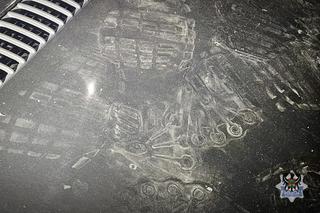 Wałbrzych. 21-latek był zazdrosny o byłą dziewczynę. W szale zdemolował auto jej nowego kolegi 