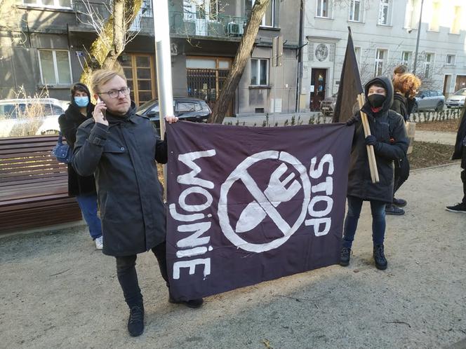 Protest Ukraińców przez konsulatem rosyjskim w Krakowie