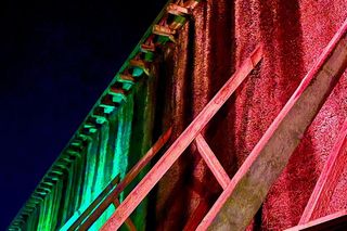 Iluminacja tężni z okazji Dnia Osób Starszych