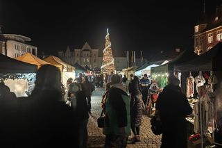 Jarmark świąteczny w Tarnowskich Górach rozpoczęty. Ponad stu rękodzielników zawitało do miasta