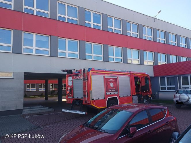Ewakuacja w Szkole Podstawowej nr 5 w Łukowie. W szybie windy wybuchł pożar
