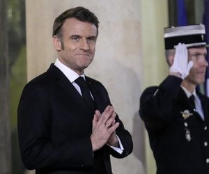 Prawda o Macronie ujawniona! Nie zgadniesz, co kupuje hurtowo perfumy i zlewa się nimi w hurtowych ilościach