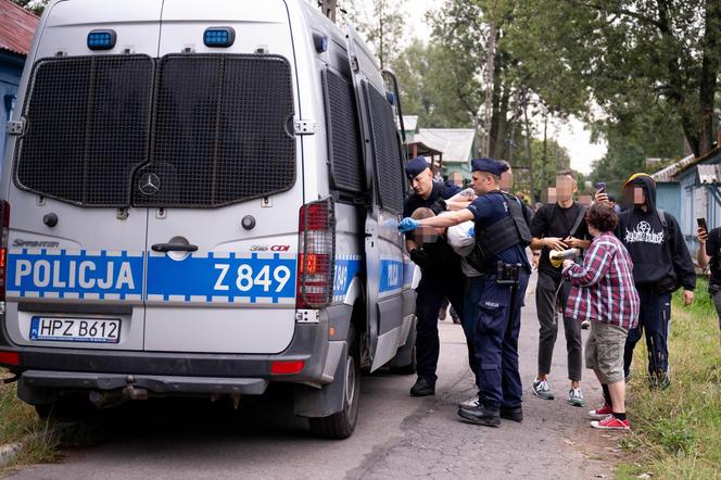 Chaos na Osiedlu Przyjaźń. Policja zatrzymała mieszkańca domku. „Wyciągnęli go siłą”