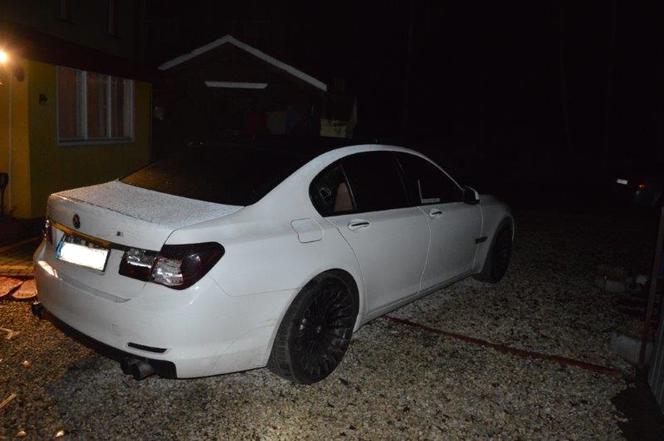 25-latek atak zazdrości rozładował na białym BMW