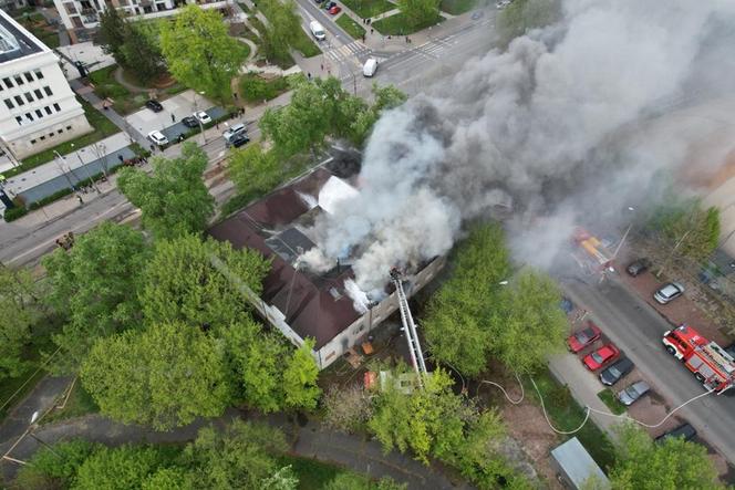 Gigantyczny pożar w Warszawie! Płonie restauracja. Jęzory ognia objęły cały budynek