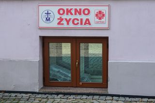 Dziewczynka w oknie życia! Alarm tuż przed świtem