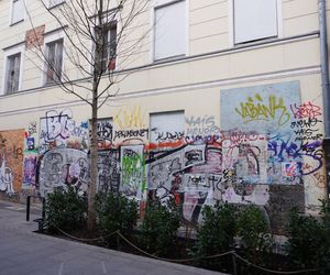 W niektórych miejscach Chmielnej - mimo remontu - nadal straszą jednak graffiti