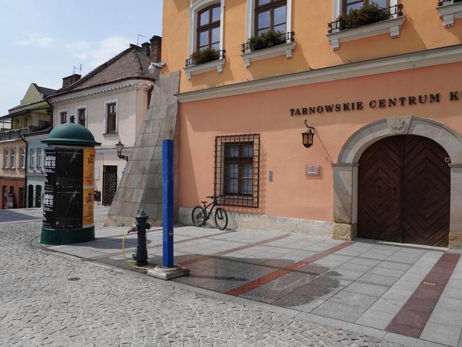 Tarnów walczy z falą upałów. Na ulicach rozdawana jest woda, stanęły również kurtyny wodne