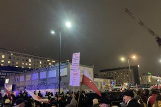 Przed siedzibą TVP odbył się protest. Uczestnicy skandowali Wolne media!