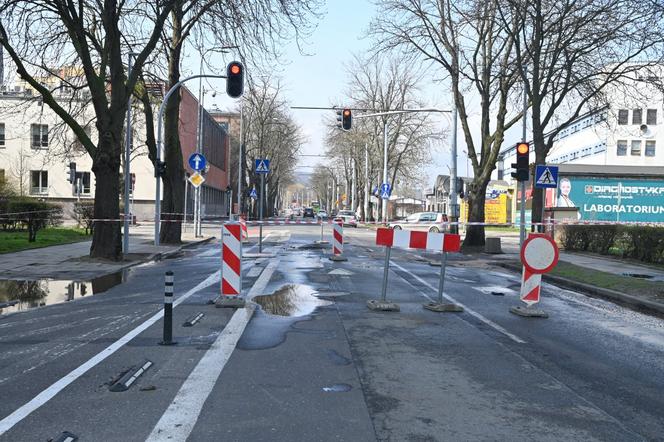 Awaria wodociągu w Gdyni.  Zamknięta ulica i zmieniona organizacja ruchu