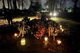 Grób strażaka Bartosza Błyskala utonął w morzu kwiatów. Jeden szczegóły łamie serca wszystkich