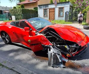 Wypadek ferrari w Piotrkowie Trybunalskim! Superauto rozbite na ul Wyzwolenia [ZDJĘCIA]