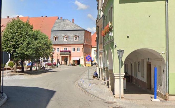 Ta wieś jest ozdobą Dolnego Śląska. Są tu słynne drewniane domy tkaczy 