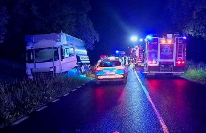 Czołowe zderzenie osobówki z ciężarówką. Kierowca toyoty nie miał szans