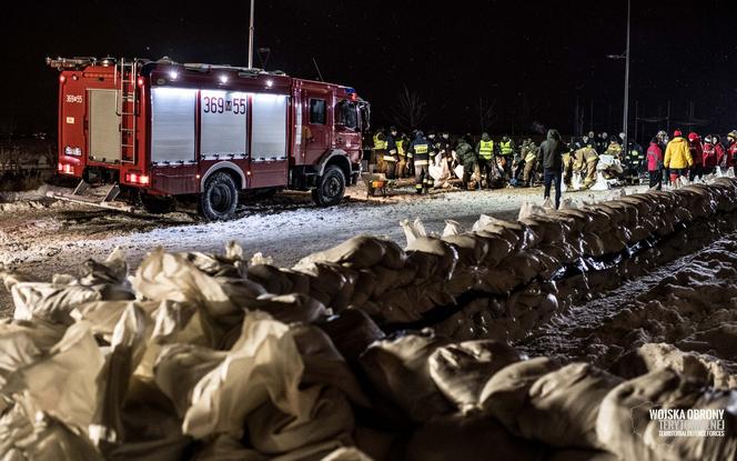 Płock. Alarm przeciwpowodziowy na Wiśle. Żołnierze WOT pracowali całą noć, by pomóc mieszkańcom