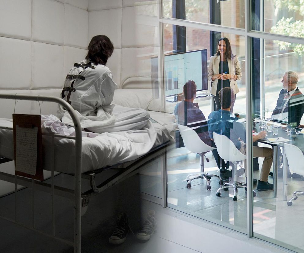 Kobieta w kaftanie bezpieczeństwa siedząca na łóżku w szpitalu psychiatrycznym oraz grupa osób na spotkaniu biznesowym. Obraz symbolizuje rosnące koszty zwolnień lekarskich w Polsce związane z zaburzeniami psychicznymi. Więcej na ten temat przeczytasz na Super Biznes.
