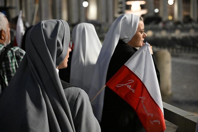 Zło dobrem zwyciężaj. Setki osób czuwały w Watykanie w rocznicę wyboru Jana Pawła II