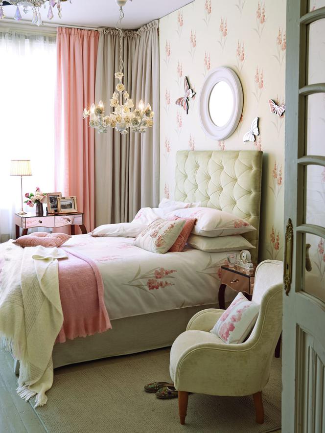 Aranżacja sypialni z dekoracyjną tapetą
